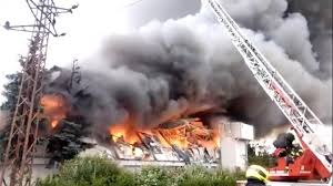 Došlo k destrukci střešní konstrukce a částečnému zřícení boční stěny haly. Vz5mqhi9szcdom