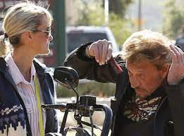 Fend la foule, encadrée de gardes du corps. Laeticia Hallyday L Ex Meilleur Ami De Johnny Balance Sur Le Jour Ou Elle A Ete Menacee Par Un Revolver