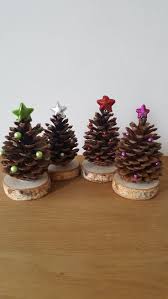 Pommes De Pin Comme Arbre De Noel Als Pommes De Pin Arbres De Noel En 2020 Avec Images Deco Noel Enfant Decoration Noel Fait Main Decoration Noel Enfant