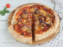 Facilissima da preparare e ottima da servire per una cena tra amici. Pizza Tonno E Cipolla La Ricetta