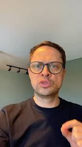 A experiência da dor é influenciada por uma combinação de fatores que  referem-se a: , ✅ processos do sistema nervoso que transmitem e modulam a  dor;, ✅ fatores emocionais, como ansiedade, suporte ...