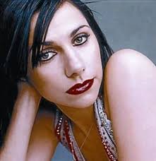 P. J. HARVEY: La rockera de Dorset torna més fràgil però més imponent