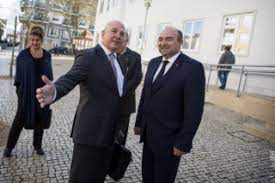 O presidente da câmara municipal de torres vedras, carlos bernardes (ps), recorreu da sentença em que tinha sido condenado a pagar uma multa de 5.000 euros pelo crime de contrafação na tese de doutoramento, disse hoje o seu advogado. Presidente De Torres Vedras Condenado A Multa De 5000 Euros Por Plagio Na Tese De Doutoramento Torres Vedras Publico