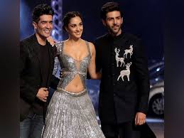 After this as per her grandmother's advice, kiara took up a teaching job in order to gain work experience. Kartik Aaryan Kiara Advani Grace Ramp For Manish Malhotra At Fdci X Lakme Fashion Week