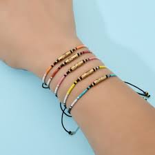 Dilansir dari berbagai sumber oleh liputan6.com, selasa (12/3/2019) berikut beberapa cara membuat gelang dari tali kur yang bisa kamu praktekkan sendiri dengan mudah. Zmzy 5 Pcs Set Campuran Warna Tipis Desain Baru Dikepang Miyuki Gelang Tali Tipis Tali Benang Pesona Gelang Untuk Wanita Hadiah Charm Gelang Aliexpress