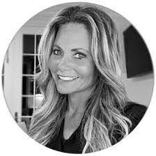 Adele Downey's Instagram, Twitter & Facebook