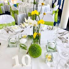Tischdekoration Mit Orchideen Weiss Und Calla Gelb Mit Chrysanthemenkugeln Grun Tischdekoration Calla Orchideen