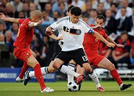 A los 35′ de la primera mitad, müller mandó el balón al sector izquierdo de la cancha con destino para para ver en vivo el duelo por la segunda fecha del grupo entre portugal vs. Germany 3 Portugal 2 In 2008 In Basel Michael Ballack Shows His Ball Skill In Midfield In The Quarter Final At Euro 2008 Alemania