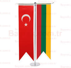 Sarı renk litvan ırkını, yeşil renk litvanyanın doğasını ve kırmızı renk ise kan'ı sembolize eder. Litvanya T Masa Bayragi Blog Genel Bilgi
