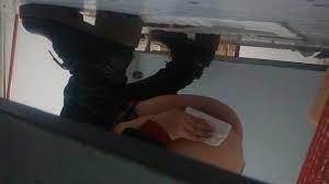 高清女厕偷拍，女的好像知道我在偷拍，最后被发现了