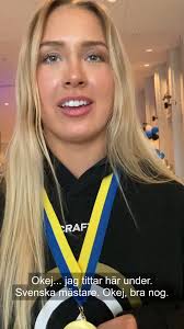 Luleå Baskets tränare Robin Sandberg ska fria till sin Julia Edbom, men det  går inte riktigt som planerat när han plötsligt dyker upp på hotellet i  Stockholm. Tränarkollegan i Luleå Hockey/MSSK, Melinda