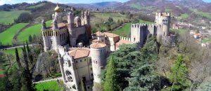 Consulenti d'immagine e bridal stylist vi accompagneranno nella scelta del vostro abito da favola e vi. Vicino Bologna C E Un Castello Incantato Dove Vivere Come In Una Fiaba Viaggiare In Italia Paesaggi Bologna