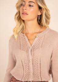 Apportez une touche de couleur à vos looks avec ce cardigan rose poudré 100% coton doux. Gilet Douce Rose Poudre Mademoiselle Mjc