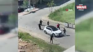 Uyuşturucu satıcılarına yönelik denetim sırasında aranan şüpheliyi gözaltına almak isteyen polis ekibine silahlı saldırı düzenlendi, çatışma çıktı. Son Dakika Istanbul Basaksehir De Silahli Kavga Dehseti Kamerada Videosunu Izle Son Dakika Haberleri