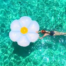 Where I Would Like To Be Right Now Loving This Daisy Pool Float One Of The Many New Pool Float Designs In Store Now We Pool Schwimmringe Matratzen Kaufen