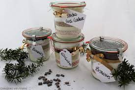 Am nettesten sieht die backmischung in einem hübschen weckglas aus, das später mit weihnachtlichem geschenkband oder einem kleinen anhänger dekoriert der backmischung sollte natürlich noch das rezept beiliegen oder auf der rückseite des glases auf einem etikett stehen. 4 Backmischungen Im Glas Last Minute Geschenkidee C B With Andrea
