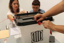 Pour voter à l'urne, vous devez vous présenter personnellement au bureau de vote dont vous dépendrez. Une Urne Scellee Dans Un Bureau De Vote A Barcelone Rts Ch Monde