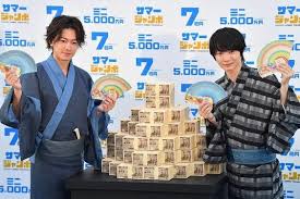 サマージャンボ宝くじが発売となり記念イベントでｐｒする俳優の佐藤健さん 左 と神木隆之介さん 東京都中央区で２０１９年７月２日午前９時１１分 宮間俊樹撮影 神木隆之介 佐藤健 宝くじ