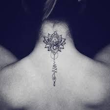 Ce n'est pas par hasard quand on dit que les femmes sont fleurs. Lovely Tattoo Beau Tatouage Beau Tatouage Tatouage Cou Tatouages Mandala