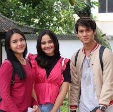 Umur 20 tahun) adalah aktris, model, dan penyanyi berkebangsaan indonesia. Rizky Billar Jadi Rebutan Amanda Manopo Dan Syifa Hadju