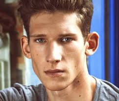 Men have been tucking their hair behind their ears for decades if not centuries. 19 Mens Haircuts For Ears That Stick Out Important Ideas