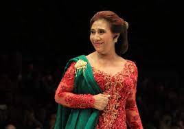 Ibu susi pudjiastuti saat ini sudah berusia 49 tahun, namun gaya dan semangatnya masih membara seperti anak muda. Menteri Susi Pudjiastuti Ulang Tahun Ke 54 Netizen Ramai Mengucapkan Selamat Tabloidbintang Com