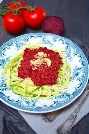 Rosenoisettes Spaghetti Crus De Courgette Et Sauce Tomate Betterave Cuisine Crue Spaghetti De Legumes Recette Legume