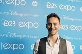 Er wurde als sohn des schottischen chemikers james norman hiddleston und seiner reizenden frau diana patricia (geb. Grosse Uberraschung Will Chris Hemsworth Tom Hiddleston Mit Dieser Frau Verkuppeln Hamburg Myheimat De
