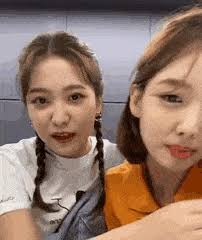 Yeri red velvet pamer potret persahabatannya dengan nayeon twice di media sosial, netizen langsung banjiri dengan komentar. Best Twice Yeri Gifs Gfycat