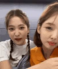 Dalam debutnya ini, yeri mendapat dukungan dari para anggota red velvet dan juga sahabatnya, nayeon twice. Best Twice Yeri Gifs Gfycat