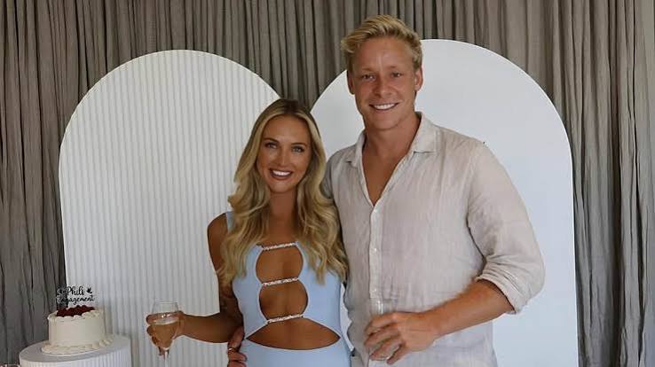 Footy star's glamourous girlfriend's cheeky Christmas couples snap goes viral online | Daily Mail Online