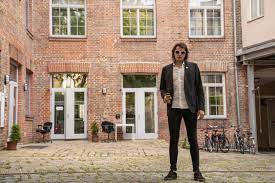 Maybe you would like to learn more about one of these? Die Horten Merkt Nicht Mal Wenn Ihr Eine Yacht Fehlt Bierpartei Spitzenkandidat Dr Marco Pogo Im Interview Zackzack At