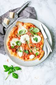 Quark, ei und olivenöl dazugeben und mit den händen oder dem knethaken zu einem glatten teig kneten. Quark Ol Teig Das Rezept Fur Kuchen Pizza Simply Yummy