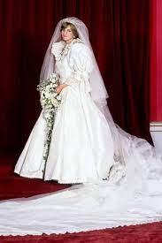 Masih membekas bagaimana busana pengantin lady diana membuat jutaan pasang mata kagum akan keindahan gaun tersebut. 7 Gaya Putri Diana Paling Ikonis
