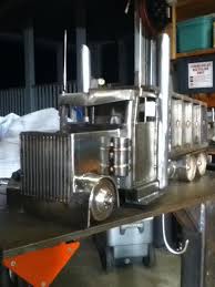 The flipped window adds a visual effect similar to that of a flipped window, greatly increasing the realism of the sculpture easy to decorate: Metal Sculpture Dump Truck Scrap Metal Art Metal Art Dump Truck