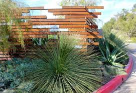 Den Sichtschutzzaun Verschonern Oder Neu Gestalten Modernes Zaun Design Gartengestaltung Gartenzaun Ideen