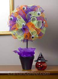 This easy to follow tutorial will have you making beautiful wreaths in no time! Make A Halloween Wreath With Deco Mesh Diy Candy