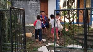 Maybe you would like to learn more about one of these? Bikin Haru Kisah Anak Kecil Membersihkan Halaman Rumah Warganet