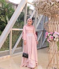 Perpaduan tunik dan celana panjang bisa membuat gaya kondangan anda terlihat elegan. 30 Model Baju Kondangan Muslim 2020 Kekinian Banget