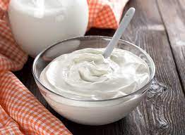 Aggiungere la scorza di limone, l'aglio tritato e le erbe aromatiche tritate finemente. Salsa Allo Yogurt La Ricetta Veloce Per I Vostri Panini Negroni