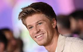 Man separates egg yolk from the white using garlic clove and it's blowing  people's minds