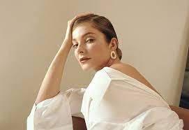 This blonde bombshell wins the heart of so many fans with just a smile. Mihalik Eniko Tizenot Eve A Modellszakmaban Marie Claire
