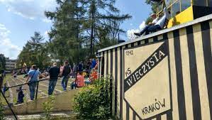 Wieczysta kraków to klub piłkarski z ligi okręgowej, który ma tajemniczego sponsora, mocarstwowe plany i zatrudnia zawodników ze zdecydowanie wyższej półki niż piąty szczebel, na którym aktualnie gra. Wieczysta Krakow Andrzej Iwan Wojciech Kwiecien Sport Tvp Pl