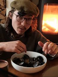 *Forgot to mention. You should check your local area for  sewage/agricultural/industrial run off before foraging mussels. And also  for algae blooms. Mussels are filter feeds and can be full of all ...