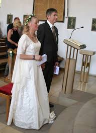 Natürlich vermitteln wir auch viele gute ideen für das richtige hochzeitskleid. Shop Bilder Von Kunden Mittelalter Brautkleider In Grun Weiss Lila Handfasting Babybauch Pferd