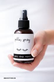 Egal ob dunkle ecken, unterm bett oder auf dem kasten! Diy Kissen Spray Selber Machen Tipps Bei Schlafstorungen Nicest Things