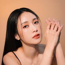 近日一名藝術家Eric Groza為因應現代人多用手機來看影片，他認為直式觀影習慣已漸漸成為趨勢，於是他利用Adobe AI  工具，將原先大友克洋經典動畫作品《阿基拉》（AKIRA）橫式的格式，加以改為直式格式。 此作品於社群分享後，引發不同意見，有人覺得破壞原先動畫團隊的  ...