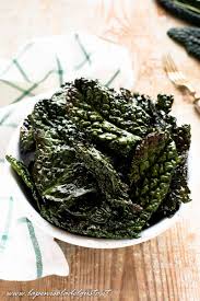 Il cavolo nero , con il suo gusto deciso, rappresenta un imprescindibile ingrediente da portare in tavola, grazie alla presenza al suo interno di sali scopriamolo insieme, in queste due semplici ricette. Chips Di Cavolo Nero Una Sfiziosita Vegana Facilissima