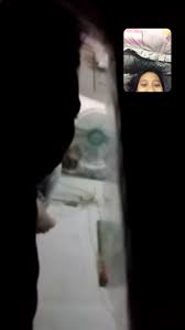  Masuk2 Ke Kolong Kasur Katanya Mau Menghibur Aku Fotografi Gambar Pasangan Lucu Gambar Teman