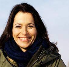 Mit dem kind bei ihren eltern. Late Night Moderatorin Anne Wills Geheimer Trick Mit Dem Friedhofs Lacheln Welt